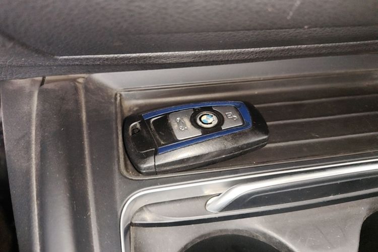 BMW 3 Series 2018 car image #9