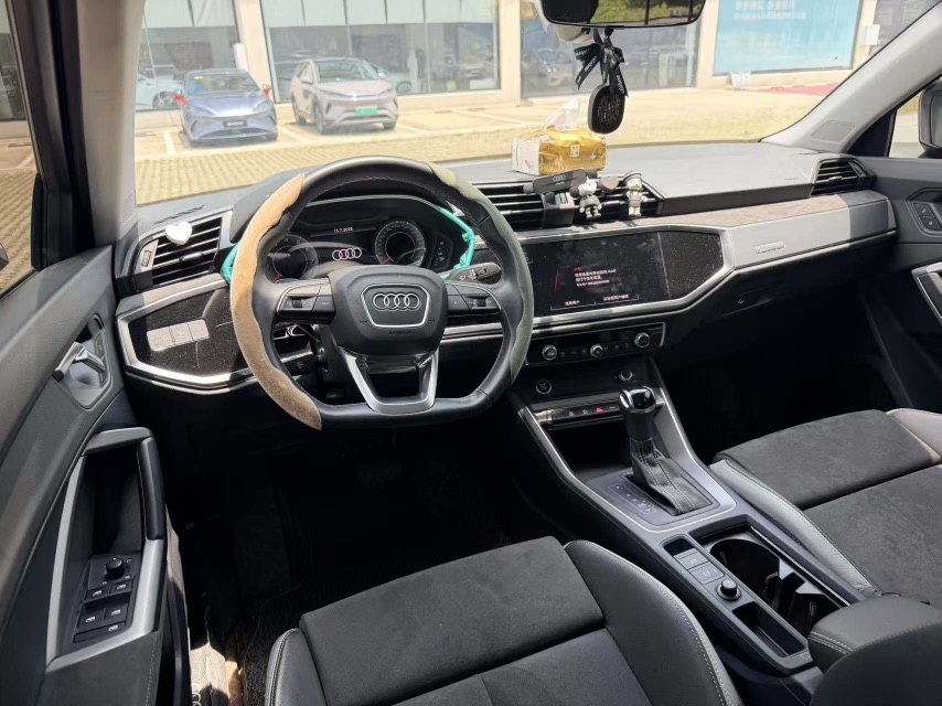 Audi Q3 2023 car image #5