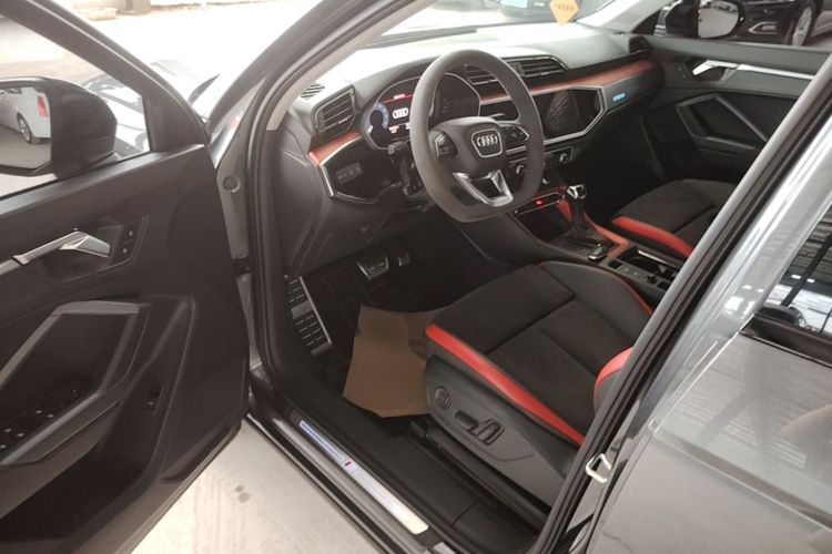 Audi Q3 2020 car image #15