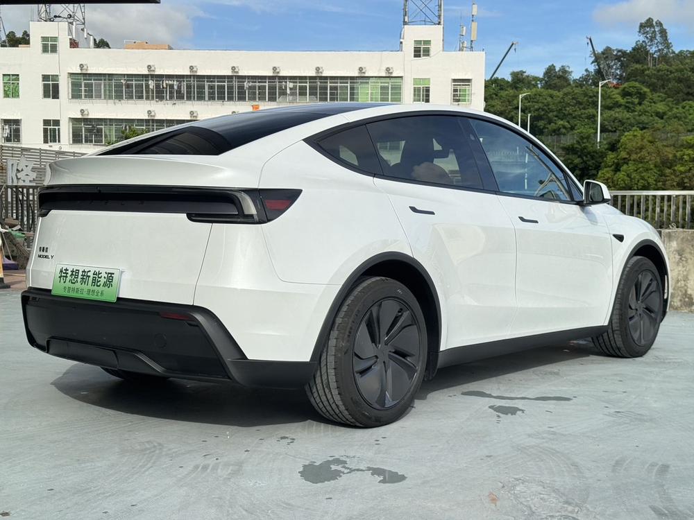 Tesla Model Y 2026 #6 Tesla Model Y 2026 car image #6