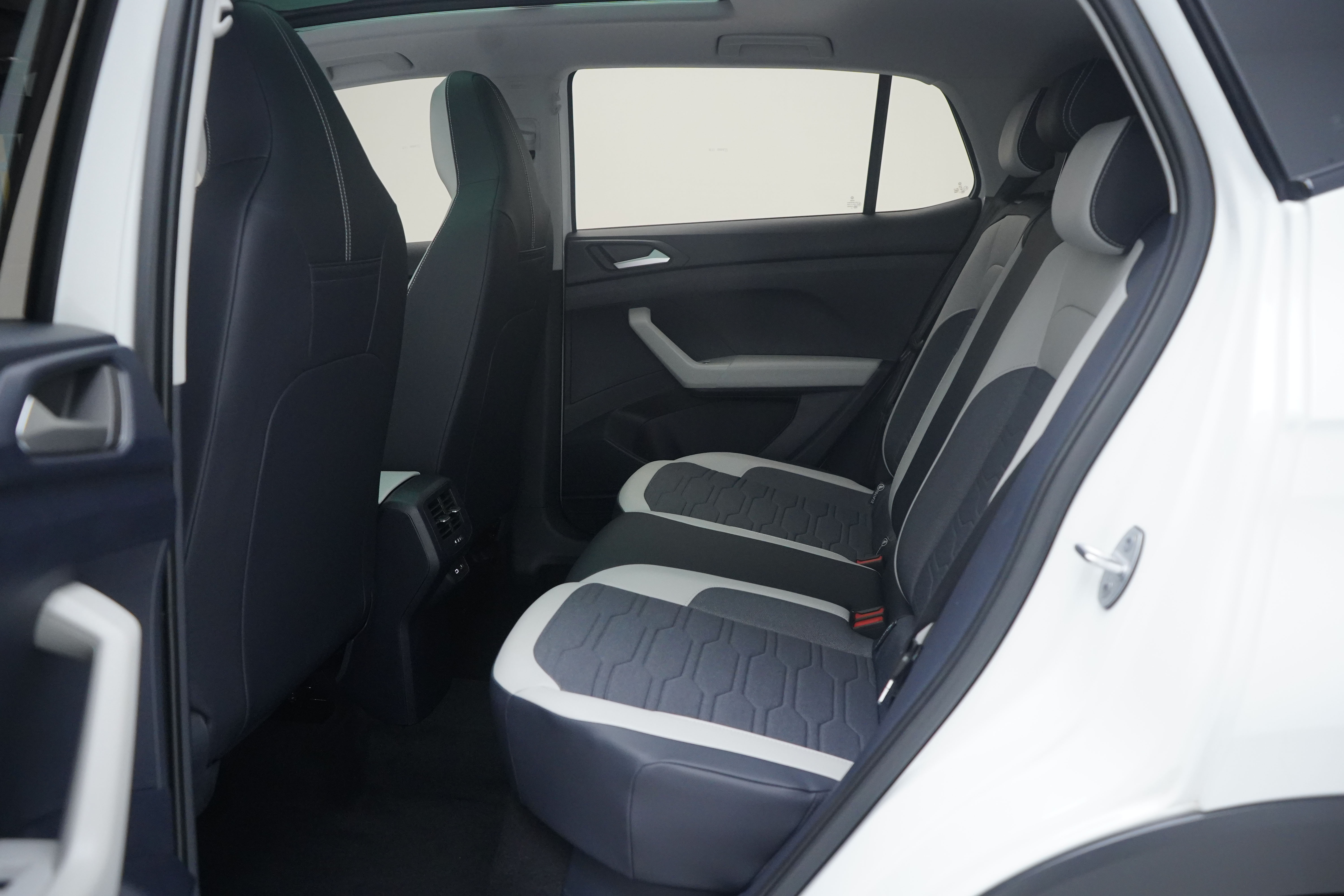 Volkswagen Tharu 2026 car image #5