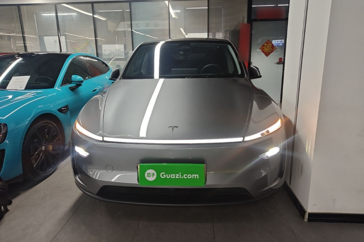 Tesla Model Y 2025 immagine di auto #3