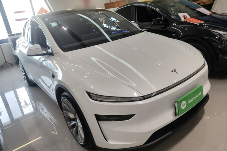 Tesla Model Y 2025 #4 Tesla Model Y 2025 car image #4