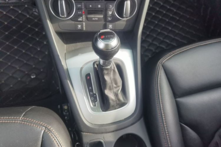 Audi Q3 2017 car image #14