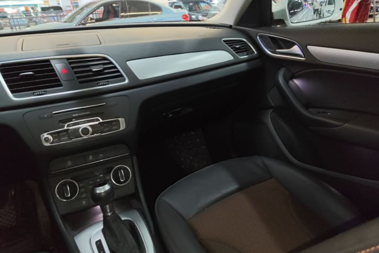 Audi Q3 2017 car image #13