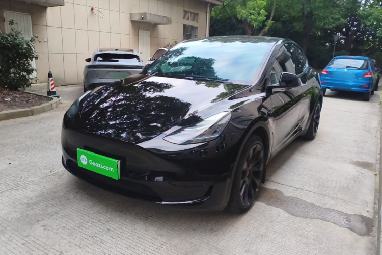 Tesla Model Y 2023 car image #2