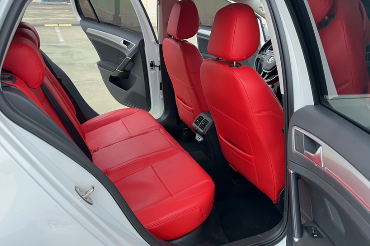 Volkswagen Golf 2020 car image #13