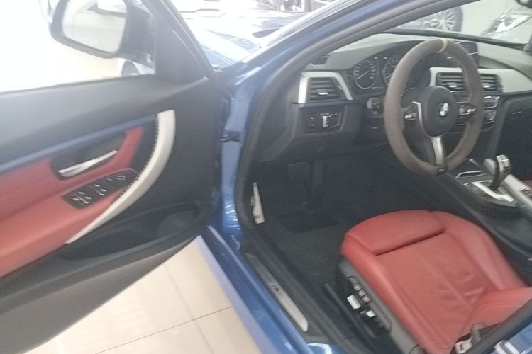 BMW 3 Series 2018 car image #16