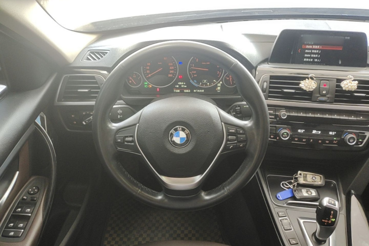 BMW 3 Series 2018 car image #11
