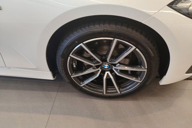 BMW 3 Series 2024 #9 BMW 3 Series 2024 car image #9