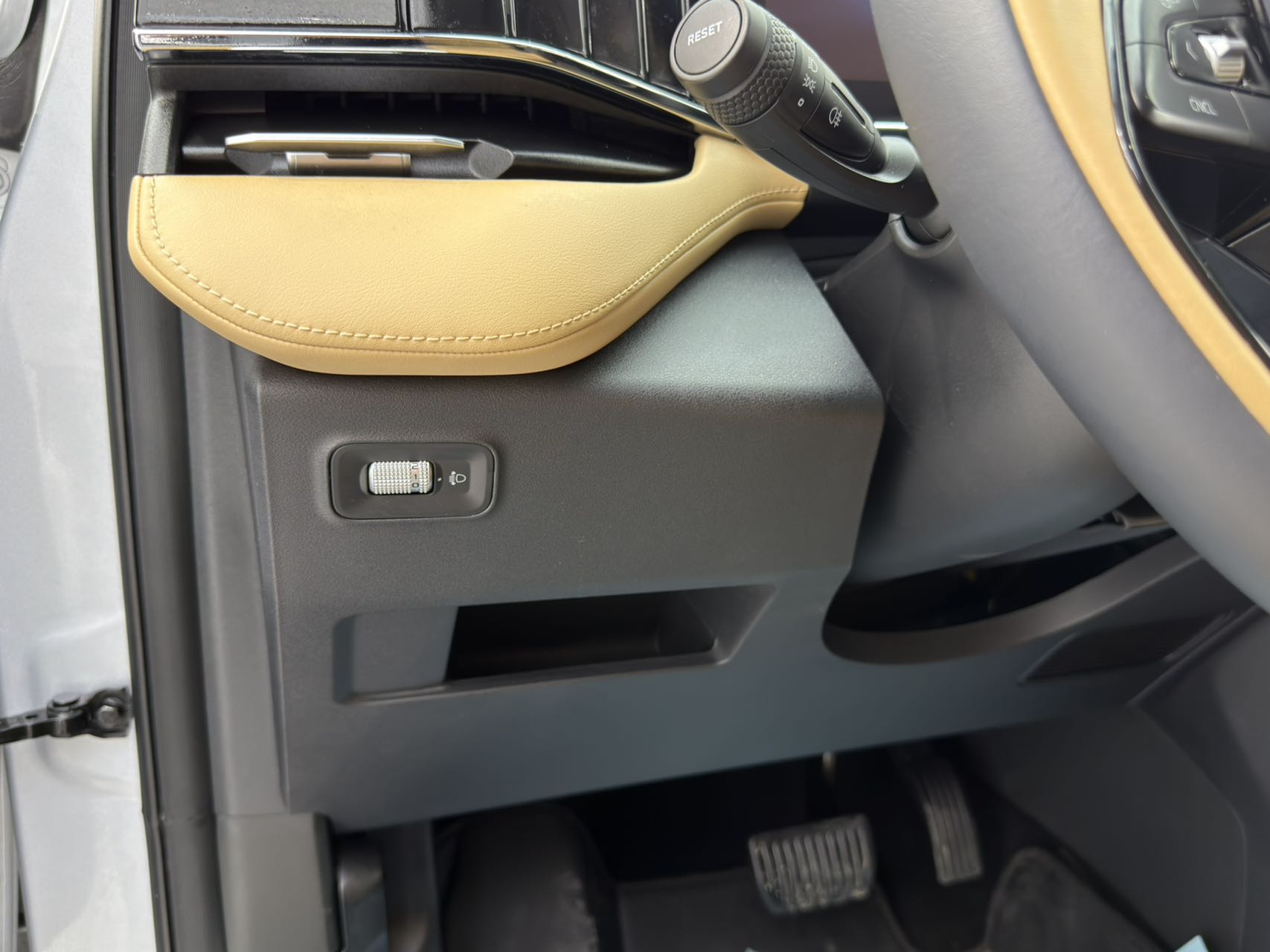 GEELY Boyue L 2023 car image #8