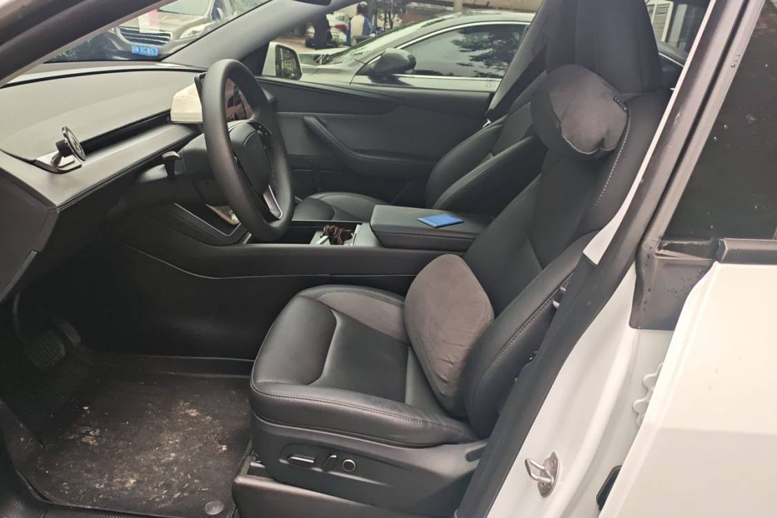 Tesla Model Y 2025 immagine di auto #18