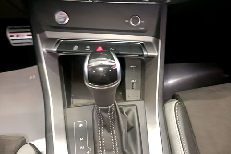 Audi Q3 2020 car image #14