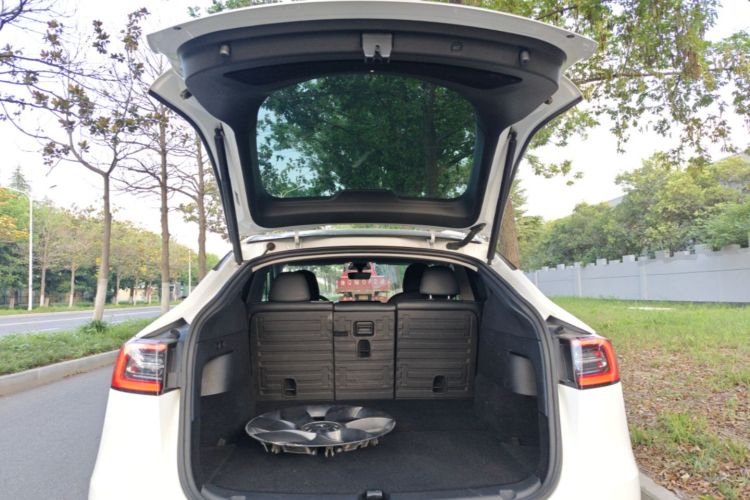 Tesla Model Y 2022 immagine di auto #19