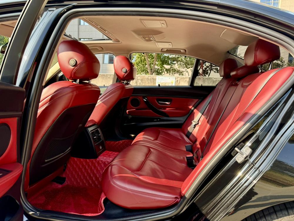 BMW 3 Series 2019 car image #12