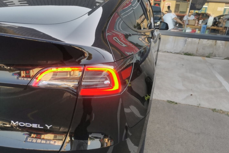 Tesla Model Y 2023 car image #8