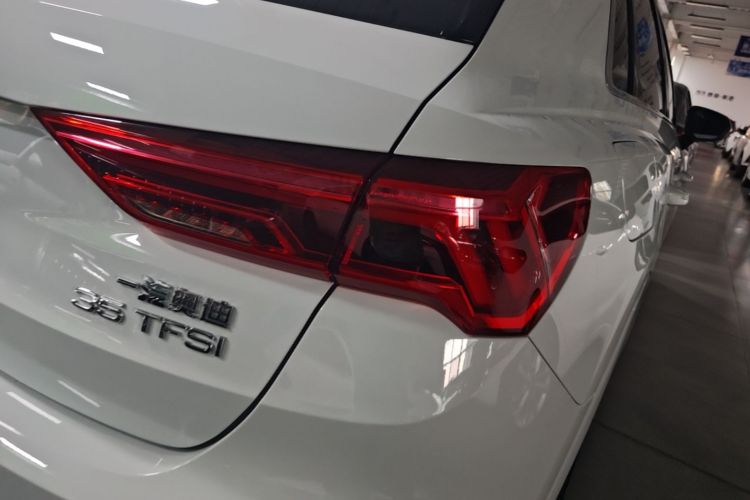 Audi Q3 2021 car image #8
