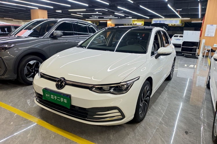 Volkswagen Golf 2021 car image #2