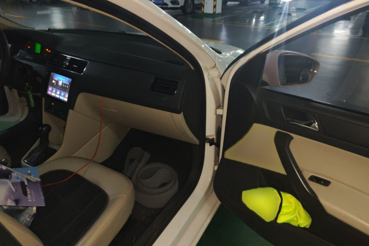 Skoda Rapid 2017 image de voiture #27