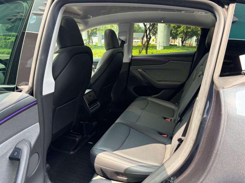 Tesla Model Y 2025 immagine di auto #12