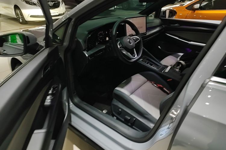 Volkswagen Golf 2026 immagine di auto #16