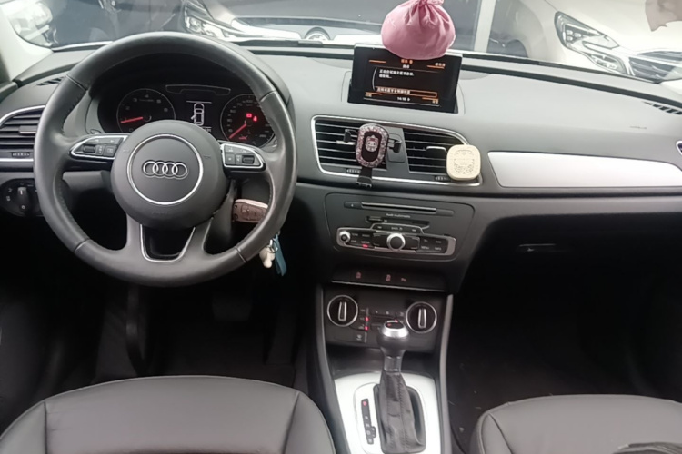 Audi Q3 2019 car image #10