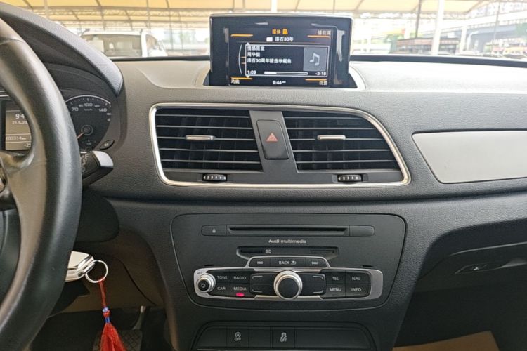Audi Q3 2015 car image #13