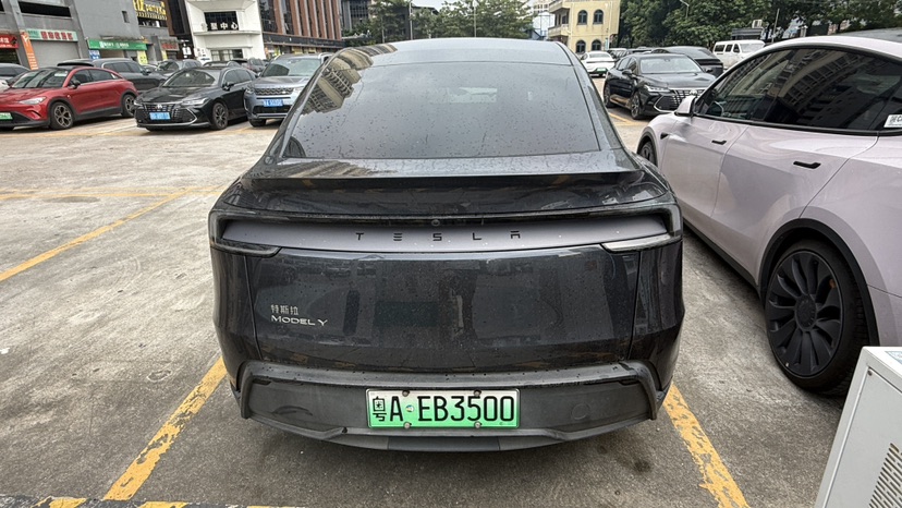 Tesla Model Y 2025 #6 Tesla Model Y 2025 car image #6