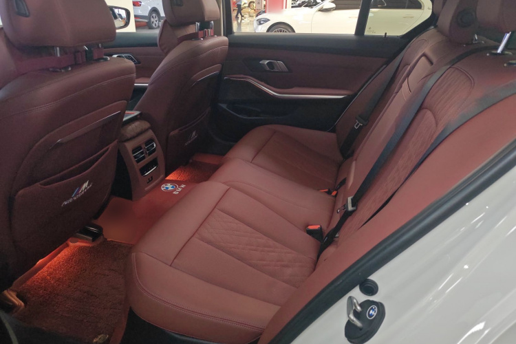 BMW 3 Series 2023 صورة سيارة #17