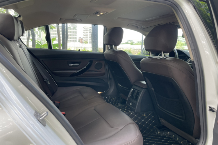 BMW 3 Series 2018 car image #21