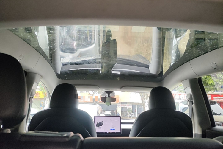 Tesla Model Y 2021 car image #17