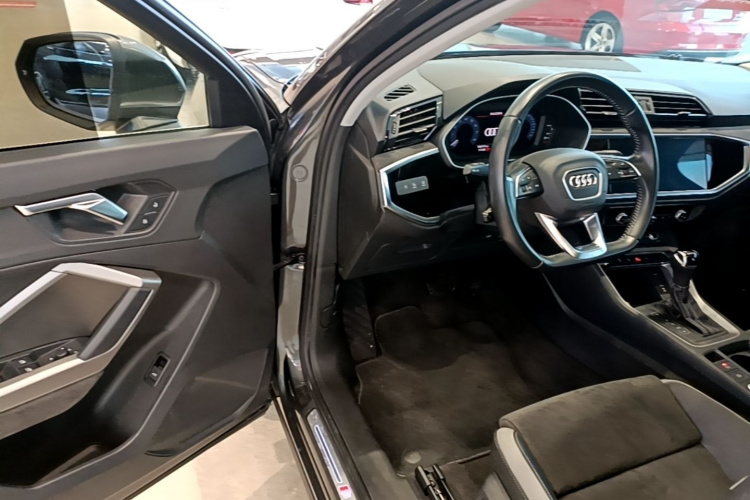 Audi Q3 2020 car image #12