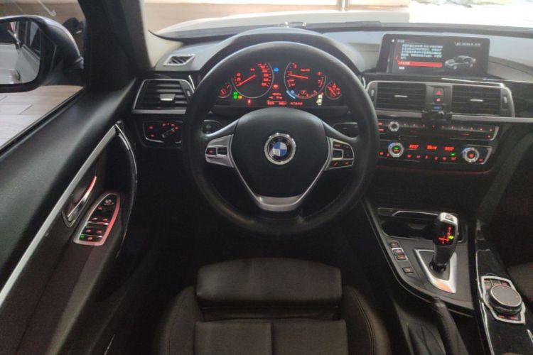 BMW 3 Series 2018 immagine di auto #11