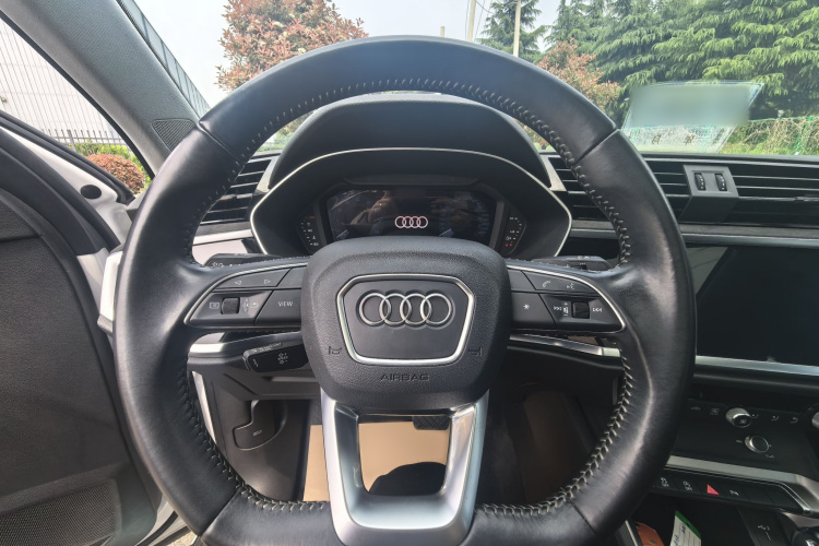 Audi Q3 2020 car image #14