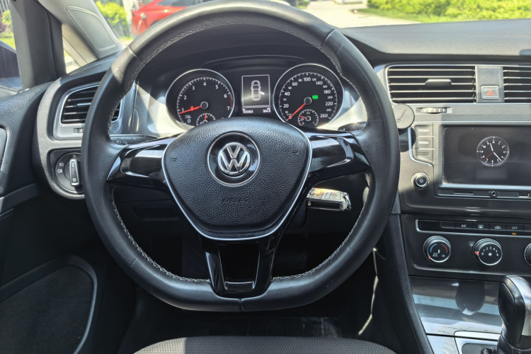 Volkswagen Golf 2017 car image #25