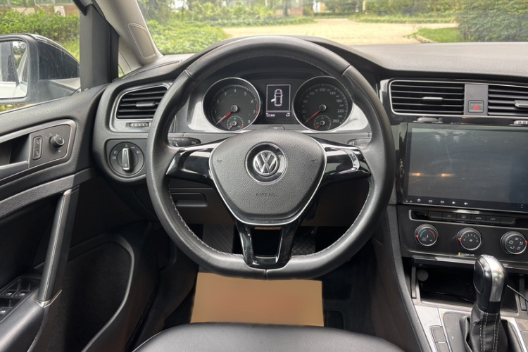 Volkswagen Golf 2015 car image #12