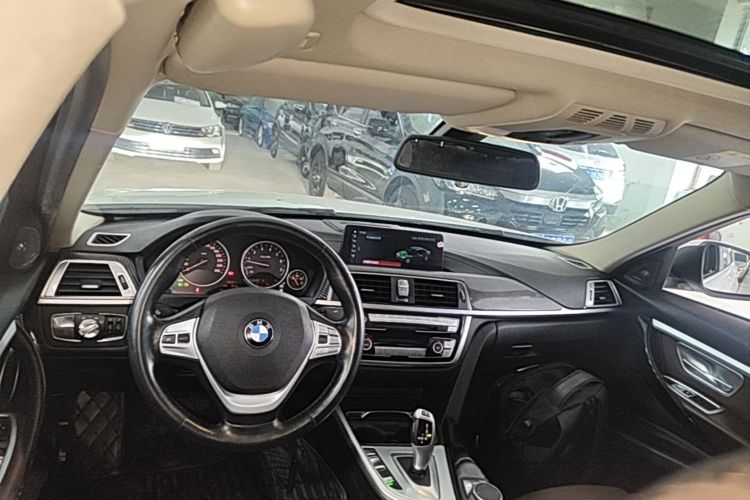 BMW 3 Series 2019 car image #11