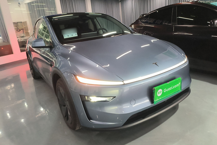 Tesla Model Y 2025 #4 Tesla Model Y 2025 car image #4