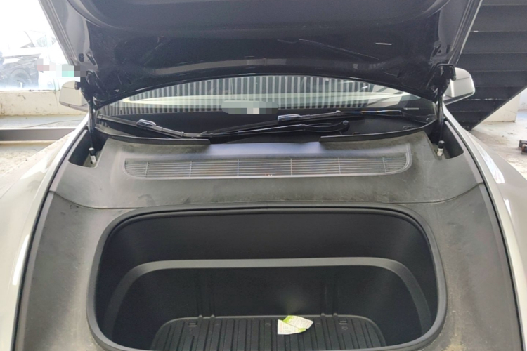 Tesla Model Y 2025 immagine di auto #20
