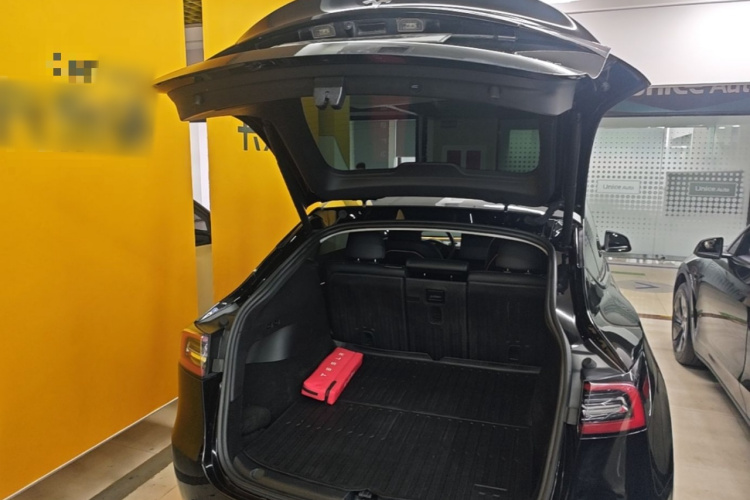 Tesla Model Y 2023 car image #21