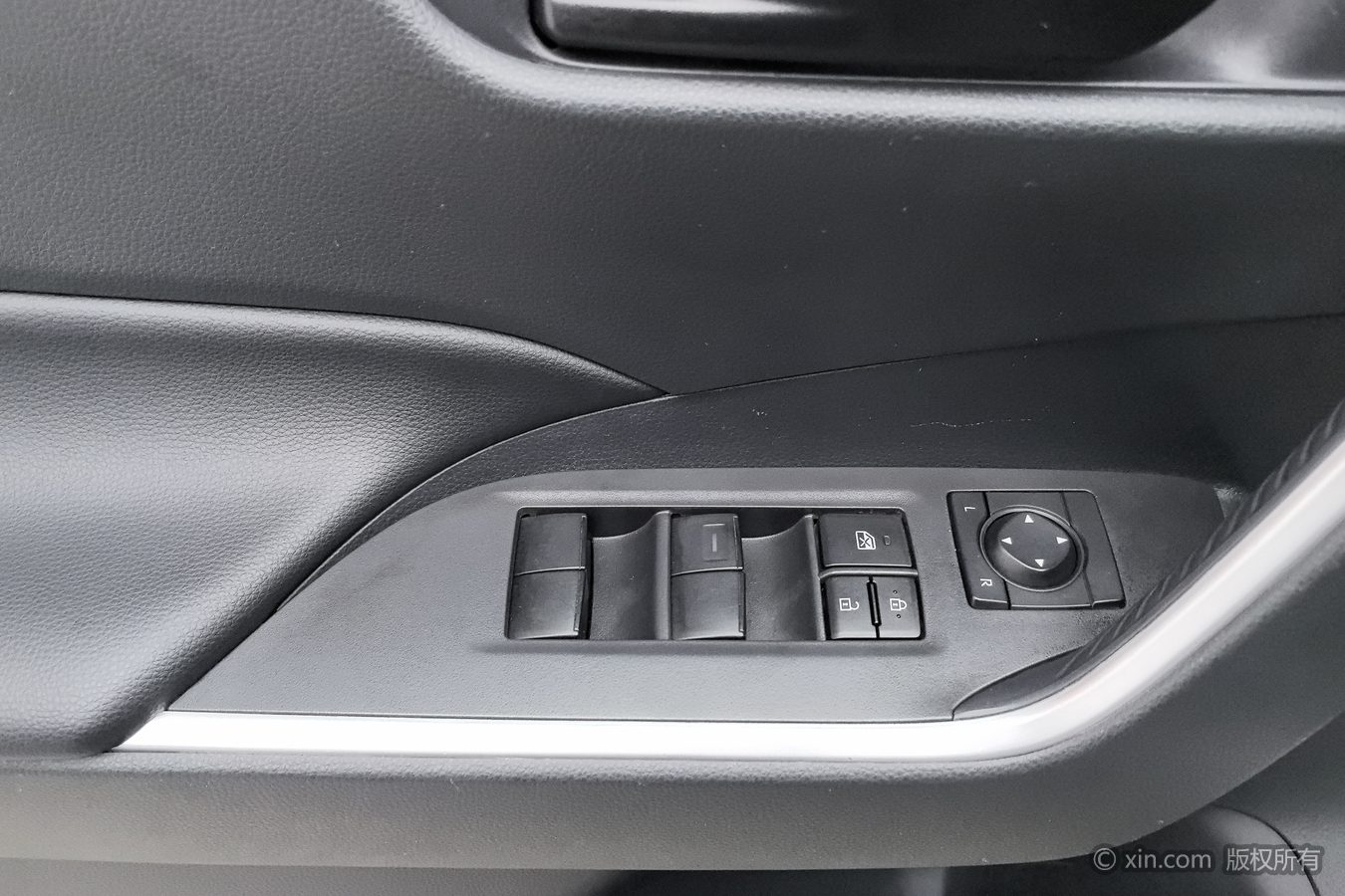 Toyota RAV4 2024 изображение автомобиля #9