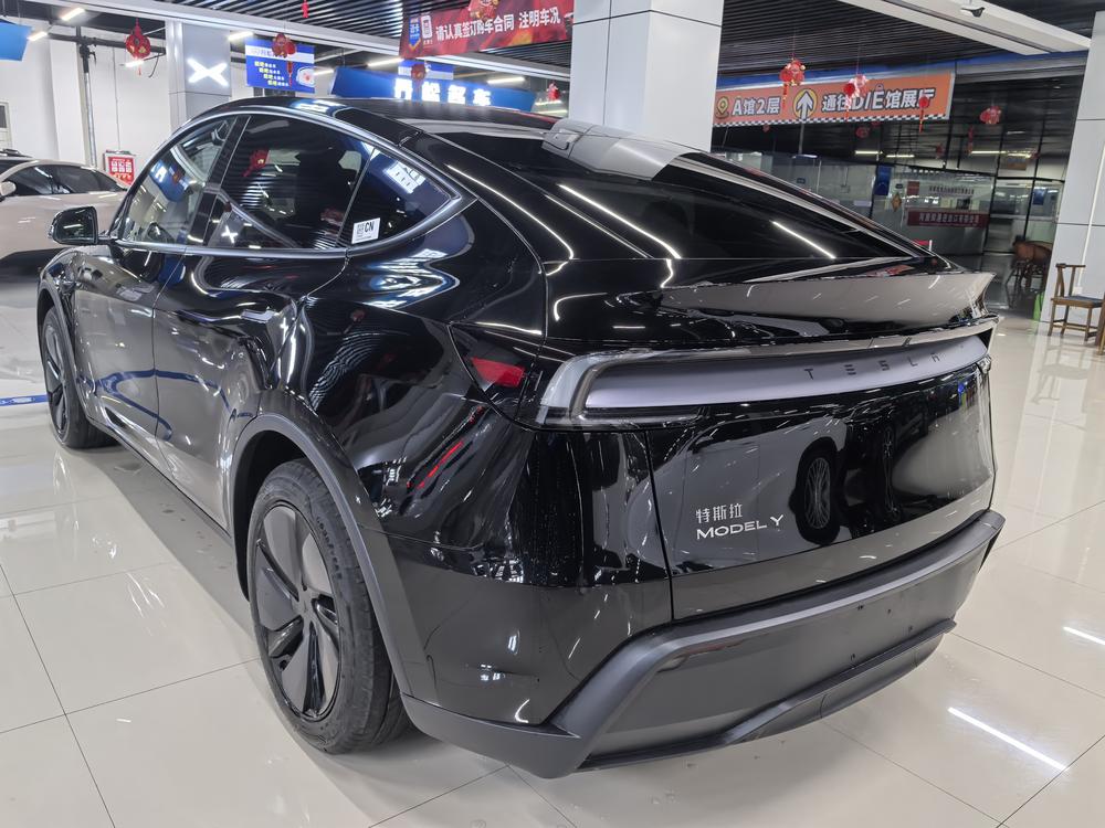 Tesla Model Y 2026 #4 Tesla Model Y 2026 car image #4