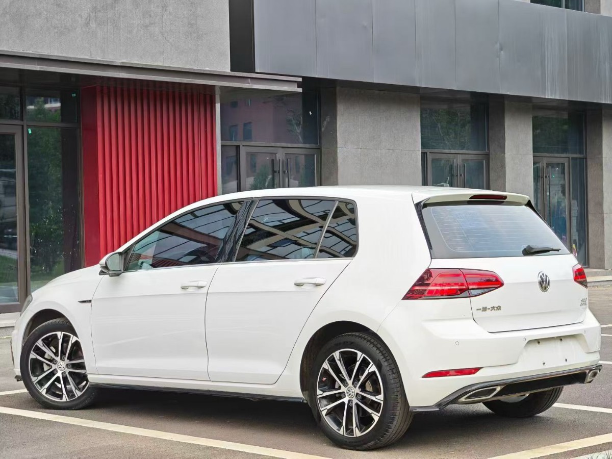 Volkswagen Golf 2020 car image #3