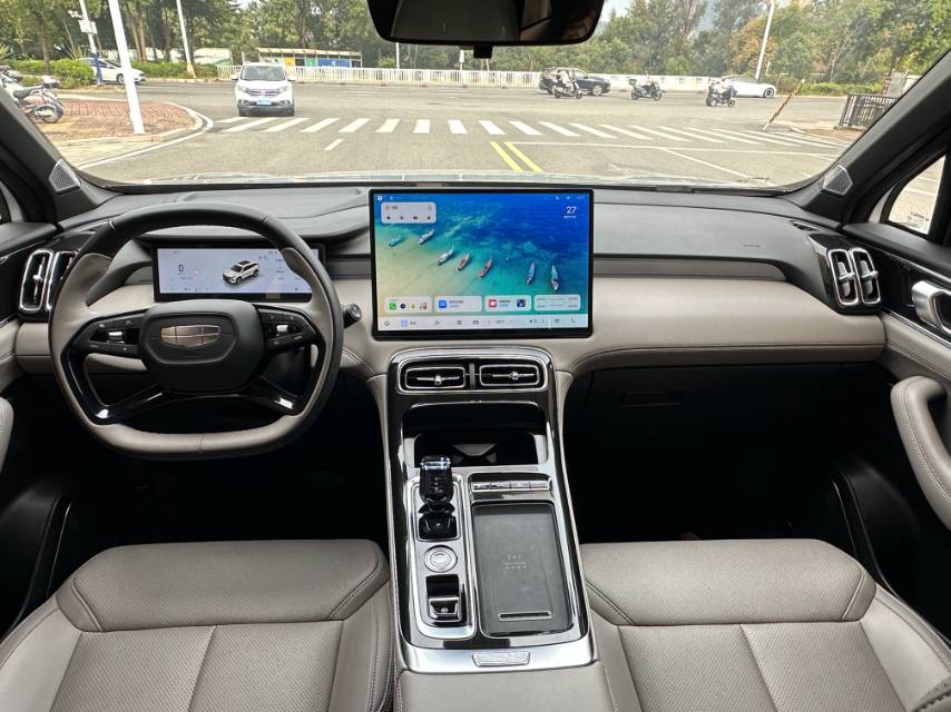GEELY Boyue L 2025 car image #9