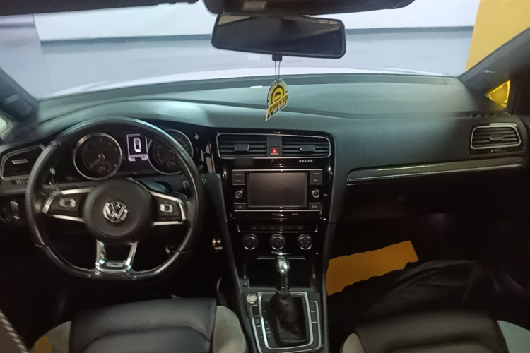 Volkswagen Golf 2018 car image #10