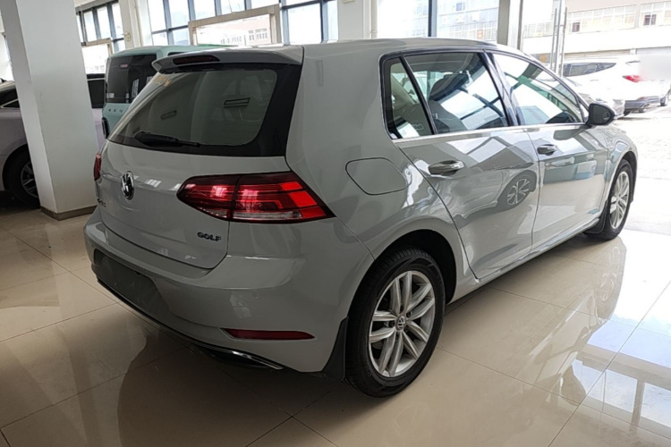 Volkswagen Golf 2018 car image #7
