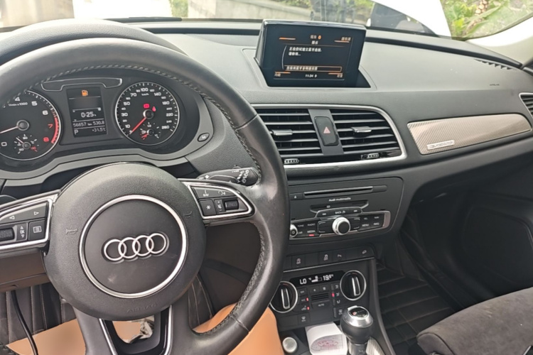 Audi Q3 2018 car image #10