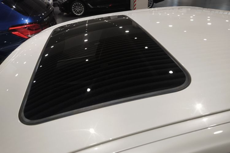 BMW 3 Series 2019 car image #25