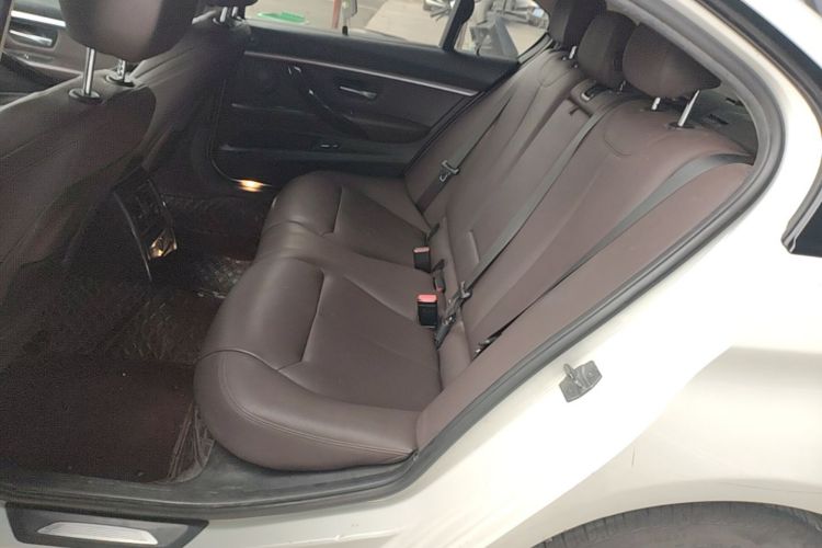 BMW 3 Series 2018 car image #17
