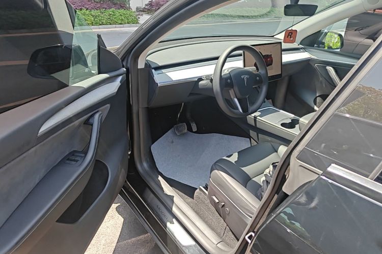 Tesla Model Y 2023 immagine di auto #16